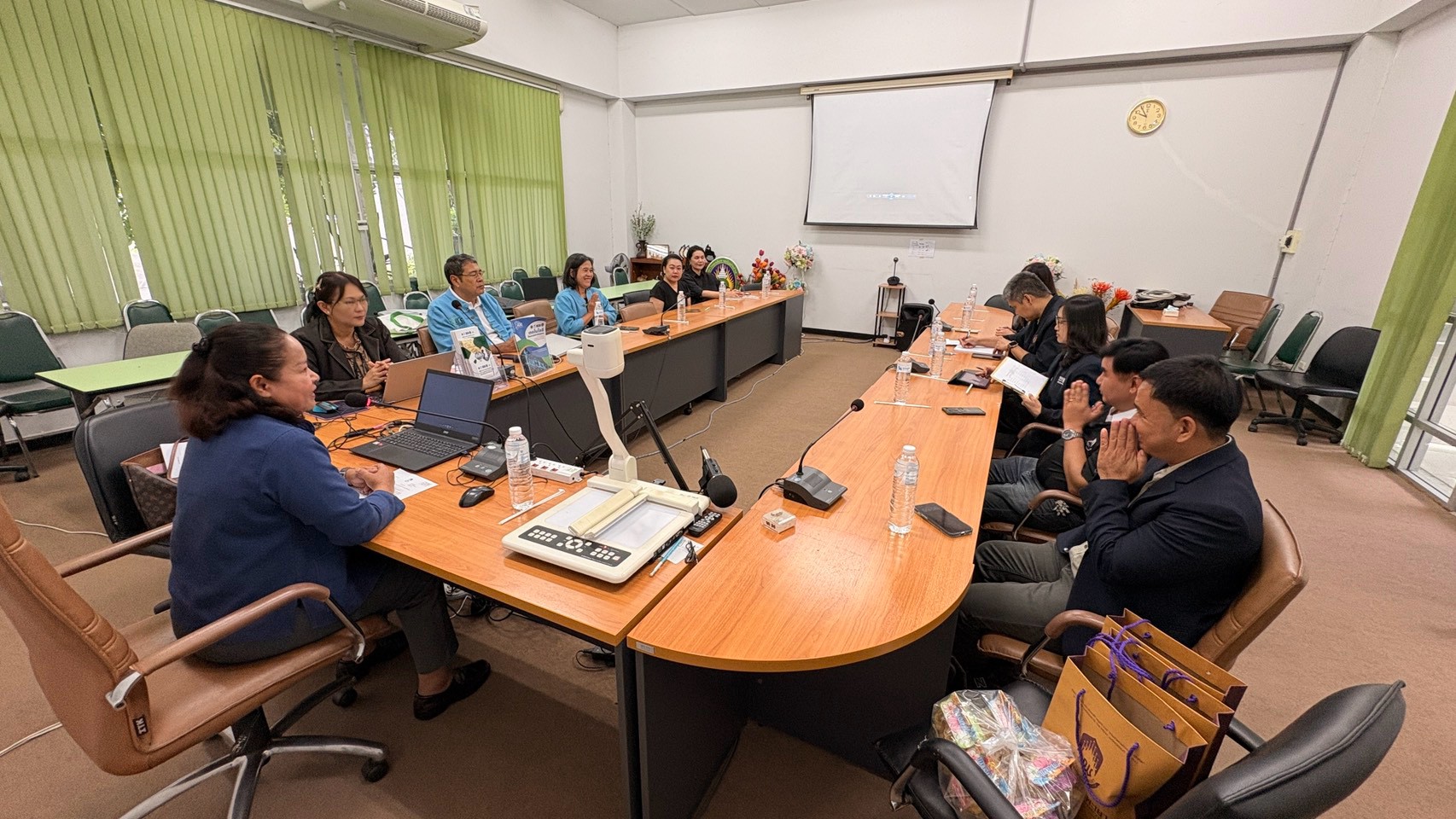 มหาวิทยาลัยพะเยาเข้าศึกษาดูงานวิสาหกิจชุมชนศูนย์ถ่ายทอดนวัตกรรมเพื่อการเกษตร คณะเทคโนโลยีการเกษตร มหาวิทยาลัยราชภัฏลำปาง